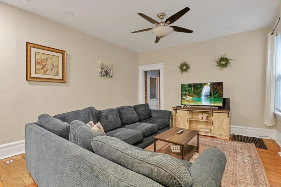 Housepitality - Harrison Mansion - Great Location House in Ohio