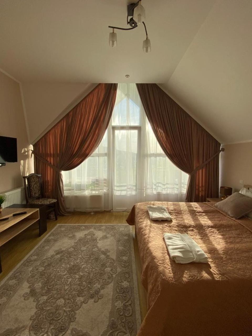 Bed, TV and multimedia, Photo of the whole room, Seating area, Bedroom