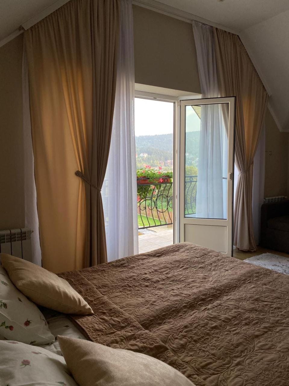 Bed, Natural landscape, Photo of the whole room, Bedroom