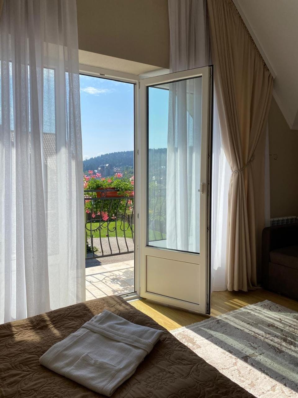 Bed, Natural landscape, View (from property/room), Balcony/Terrace, Photo of the whole room, Bedroom, Mountain view