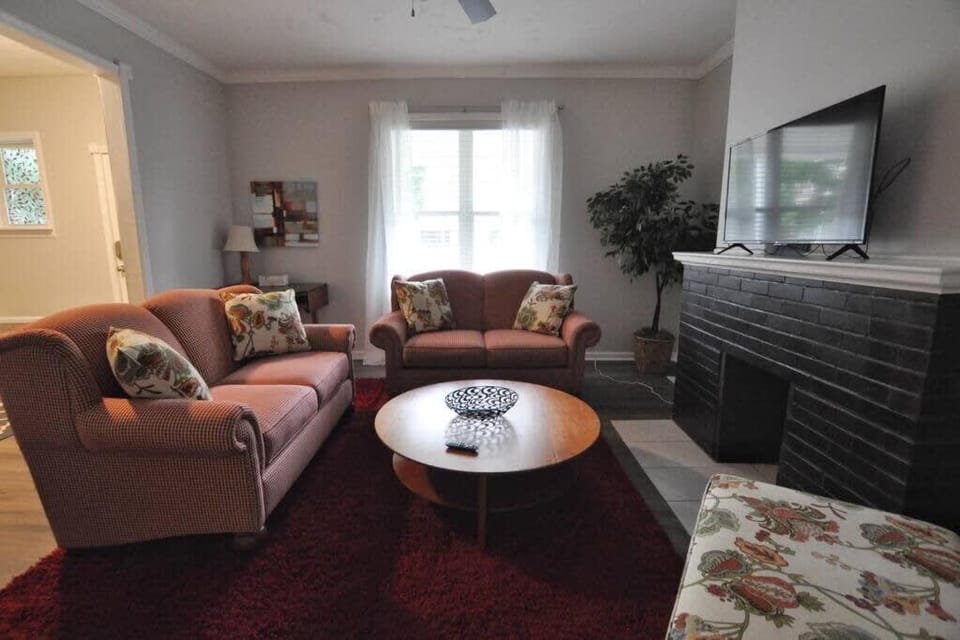 Housepitality - Franklinton Manor - Spacious House in Franklinton