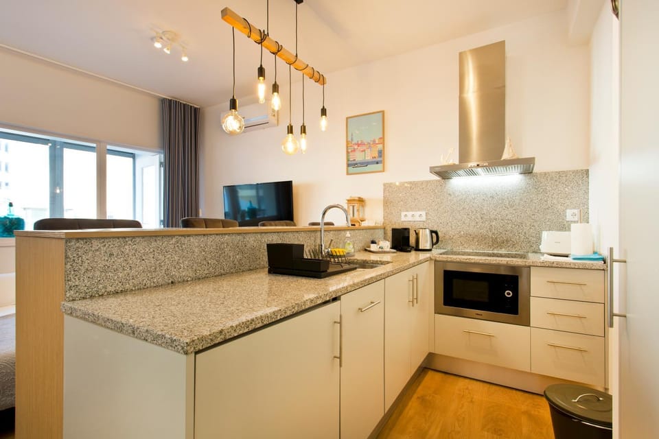 Coffee/tea facilities, Kitchen or kitchenette, dishwasher, stove, toaster