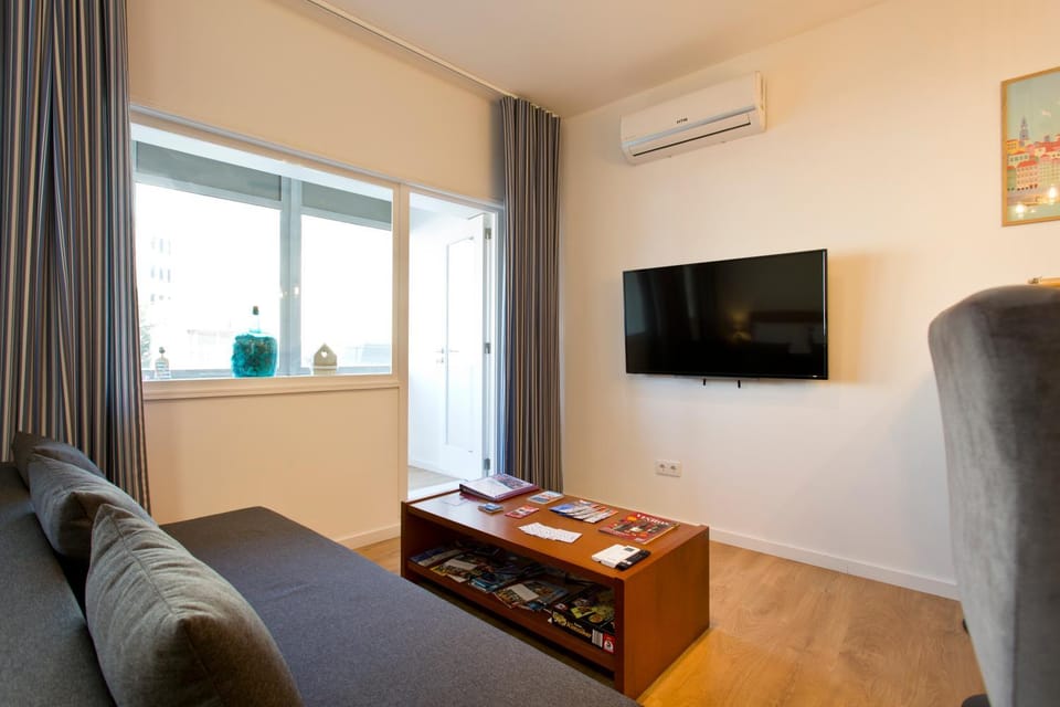 TV and multimedia, Living room, Seating area, air conditioner