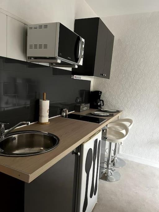 Kitchen or kitchenette, minibar, stove