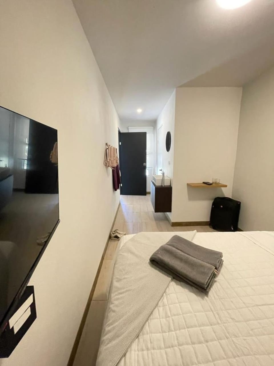 Bed, TV and multimedia, Photo of the whole room, Evening entertainment, Bedroom, hair dresser, towels