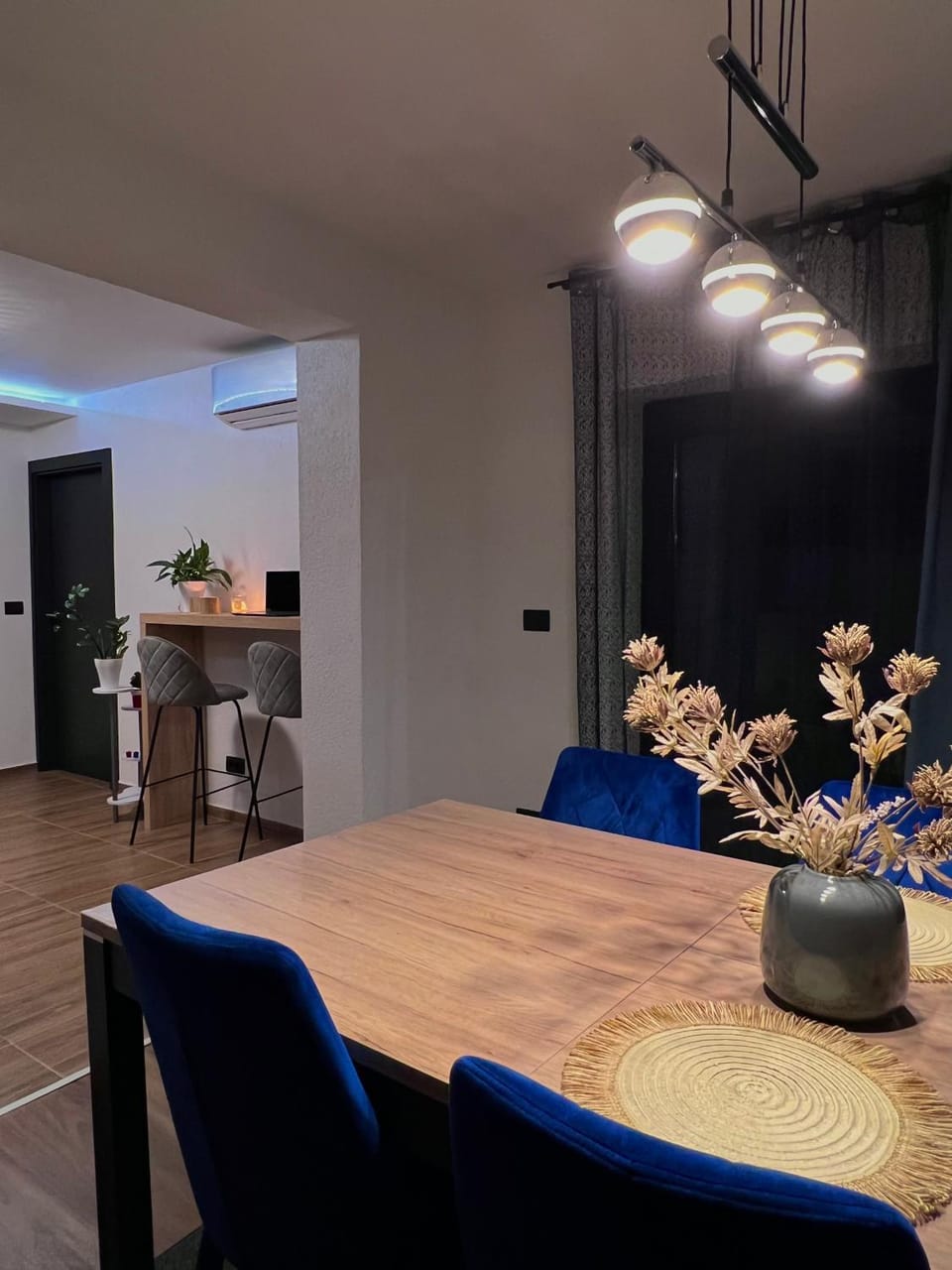 Kitchen or kitchenette, Living room, Seating area, Dining area