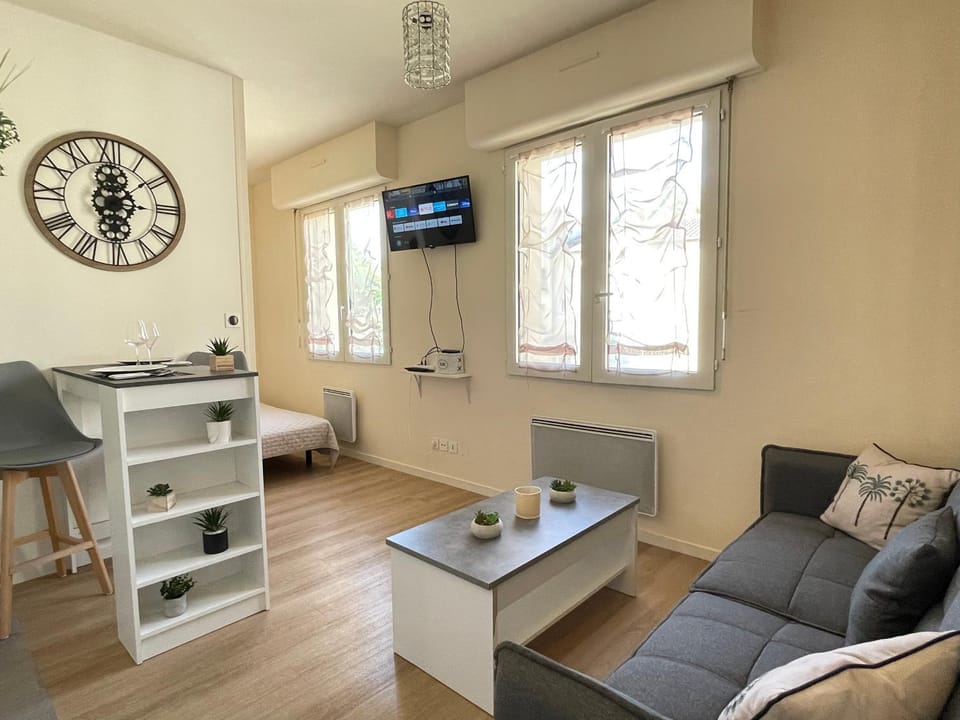 TV and multimedia, Living room, Seating area, Dining area, hair dresser