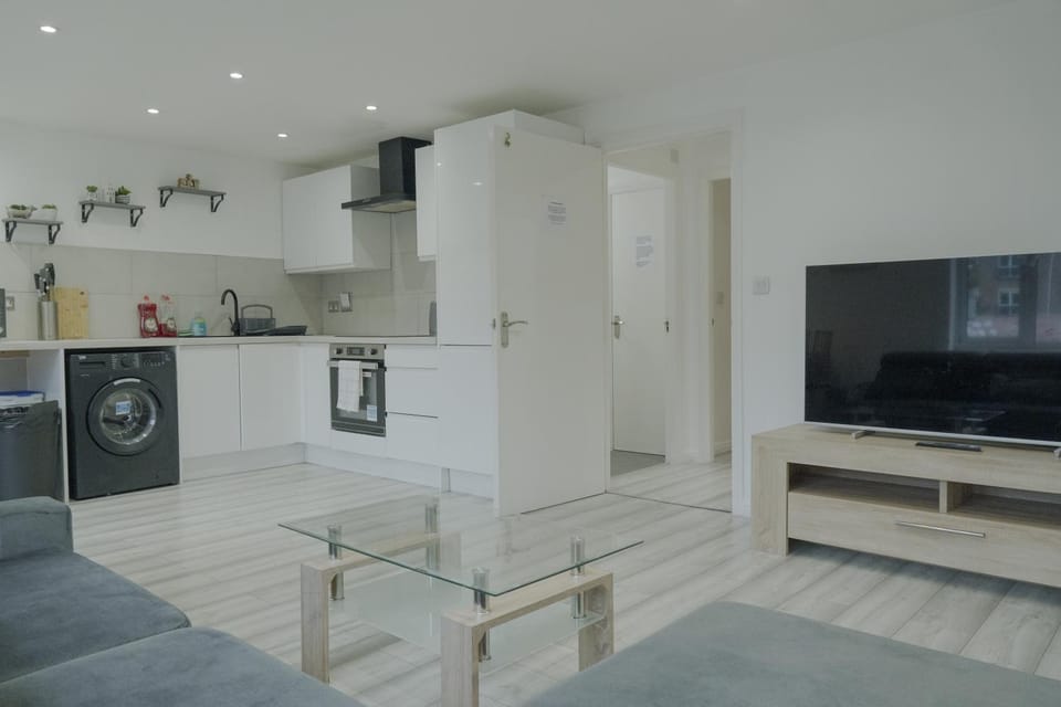 Communal lounge/ TV room, TV and multimedia, Kitchen or kitchenette, Dining area, Evening entertainment, oven, stove