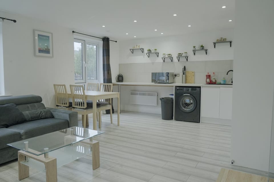 Kitchen or kitchenette, Living room, Seating area, Dining area, oven, stove