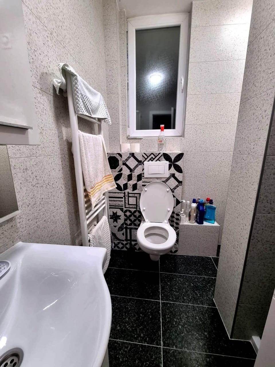 Shower, Toilet, Bathroom, towels