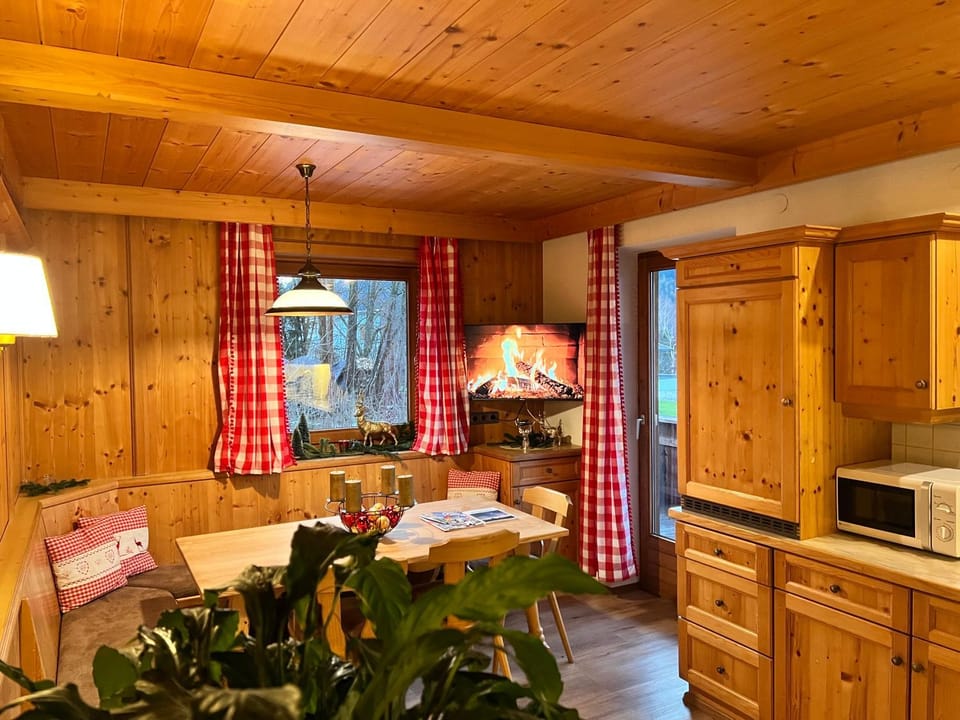 Kitchen or kitchenette, Dining area, pet friendly, stove