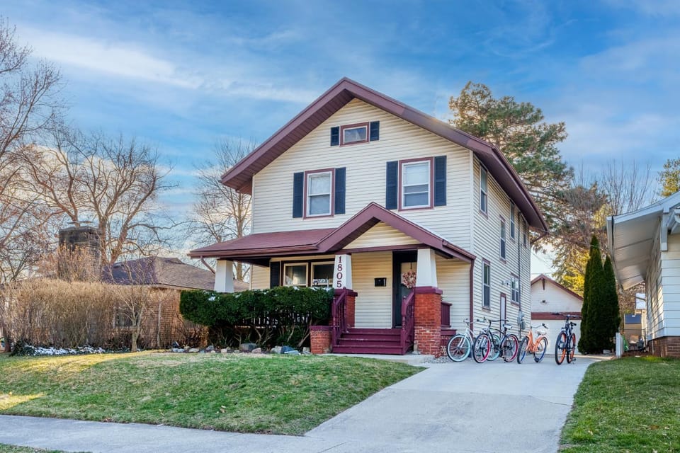 Property building, Day, Neighbourhood, Cycling, Cycling, Street view, Parking