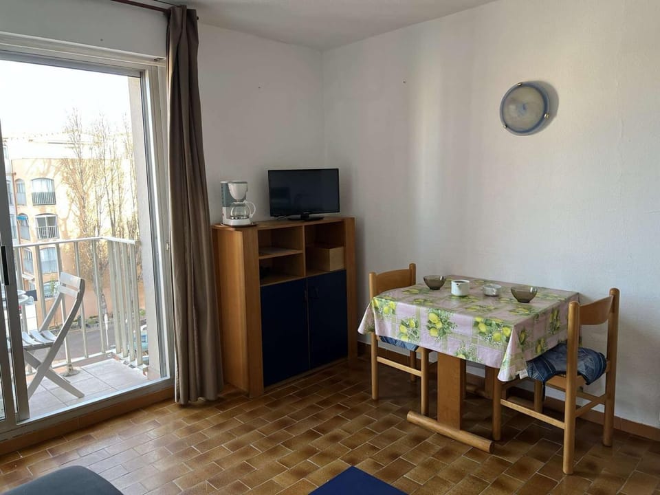 Studio Centre avec Piscine, Balcon et Proximité Plage, 2 Personnes - FR-1-702-3 Apartment in Agde