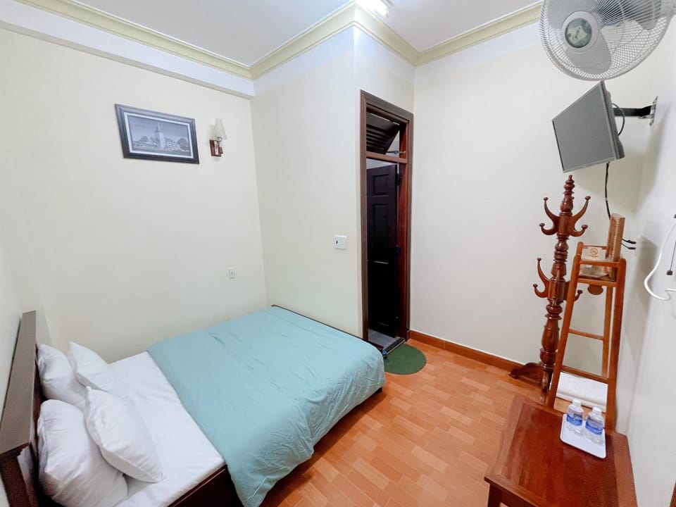 Bed, TV and multimedia, Bedroom, fireplace