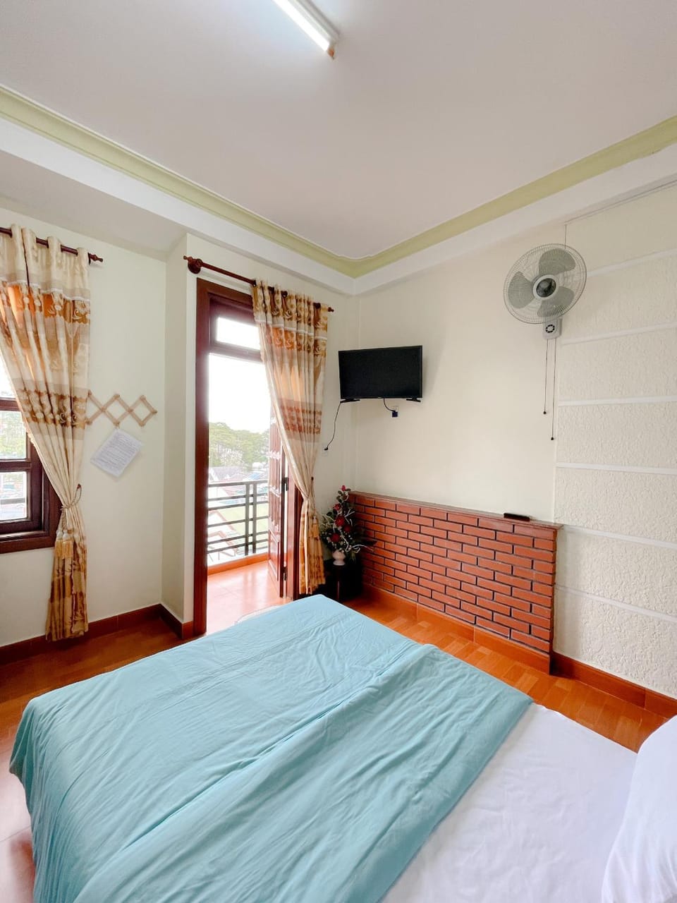 Bed, TV and multimedia, Photo of the whole room, Bedroom, fireplace