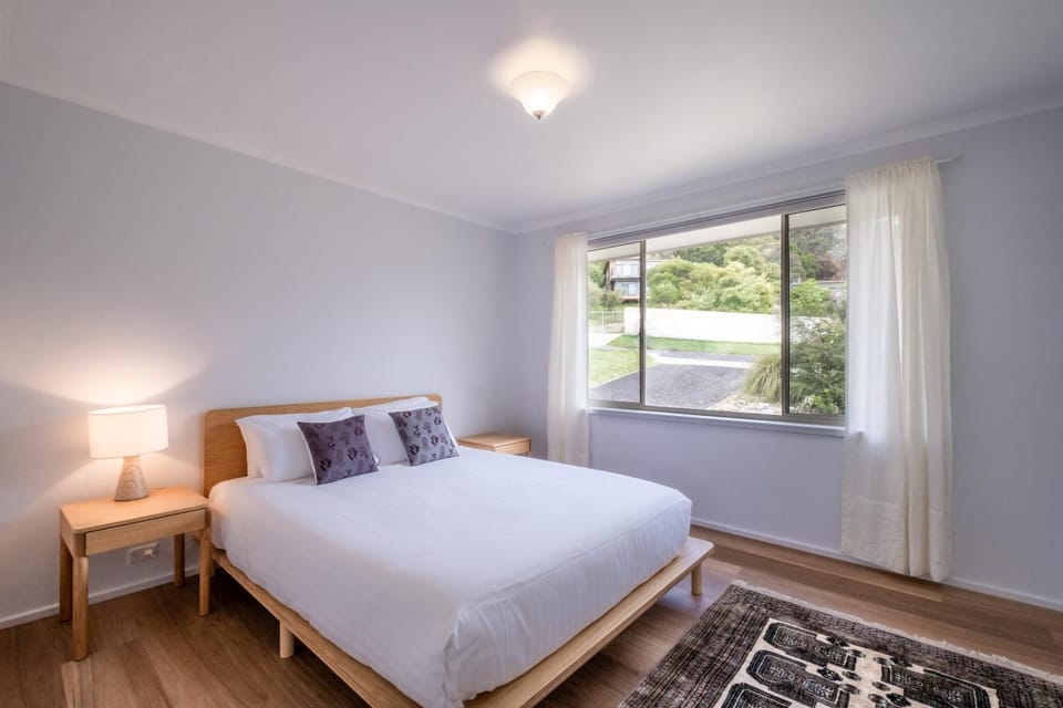 Bed, Bedroom, Street view, Street view