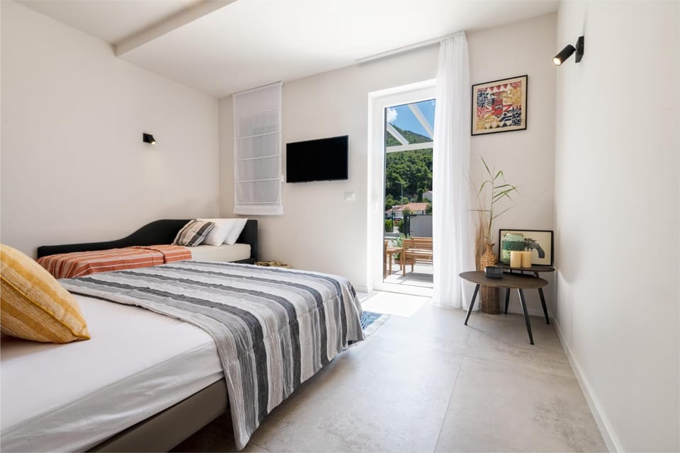 Communal lounge/ TV room, Bed, Bedroom