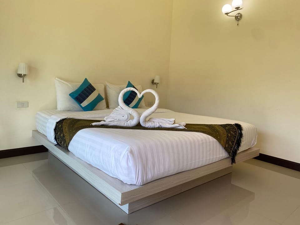 Bed, Photo of the whole room, Bedroom, towels