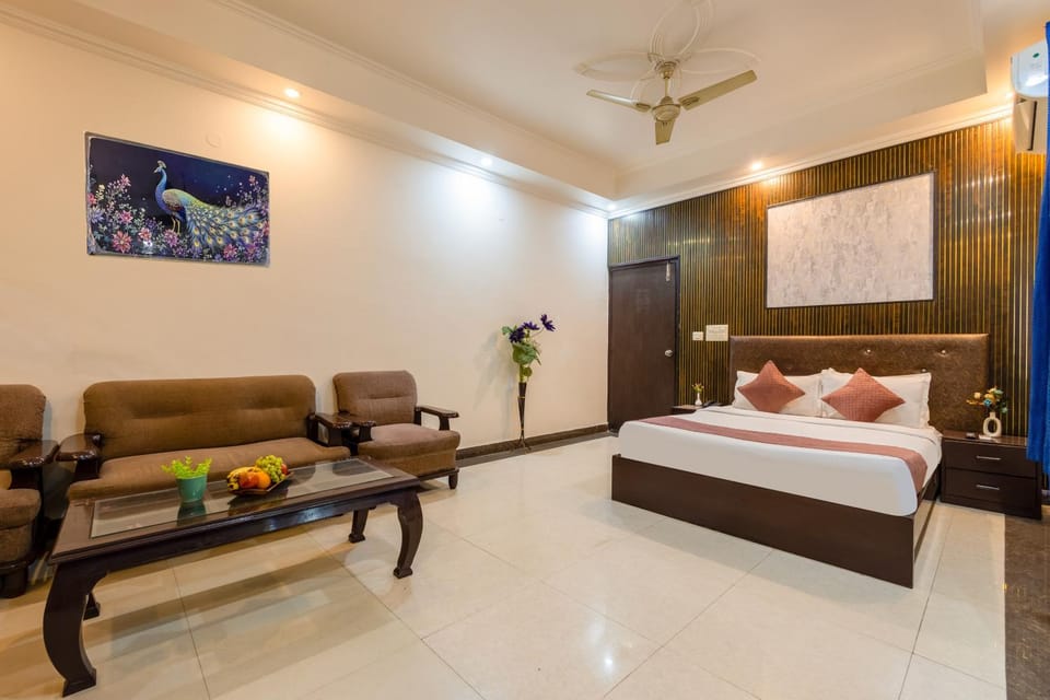 Bed, TV and multimedia, Living room, Photo of the whole room, Seating area, Bedroom, fireplace