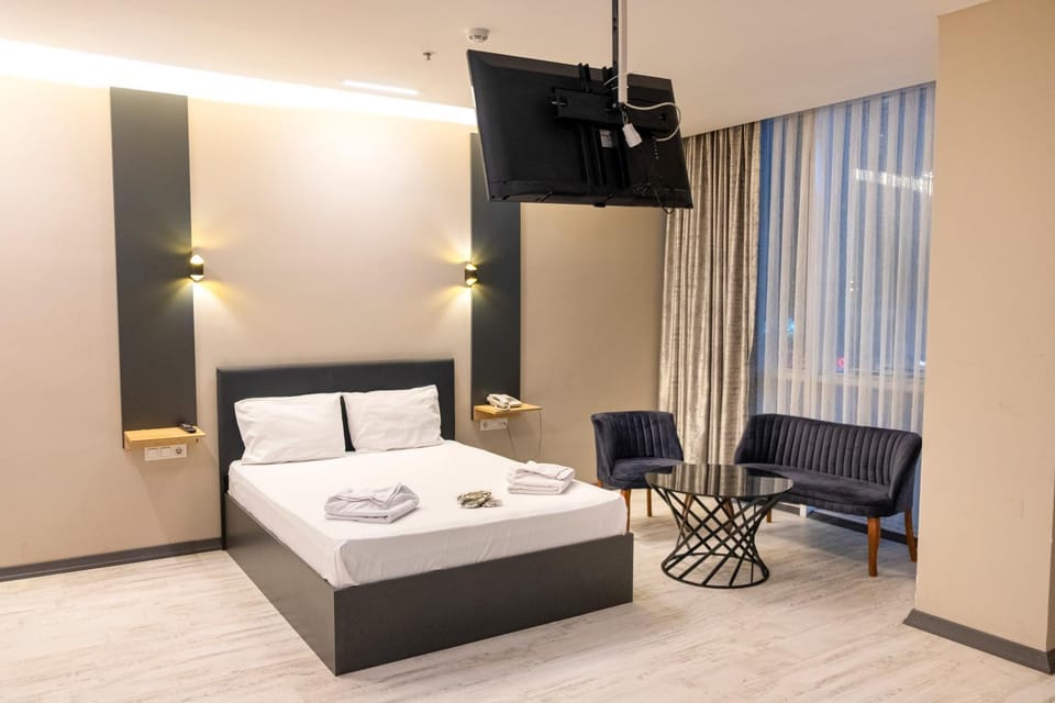 Bed, TV and multimedia, Living room, Photo of the whole room, Seating area, Bedroom, towels