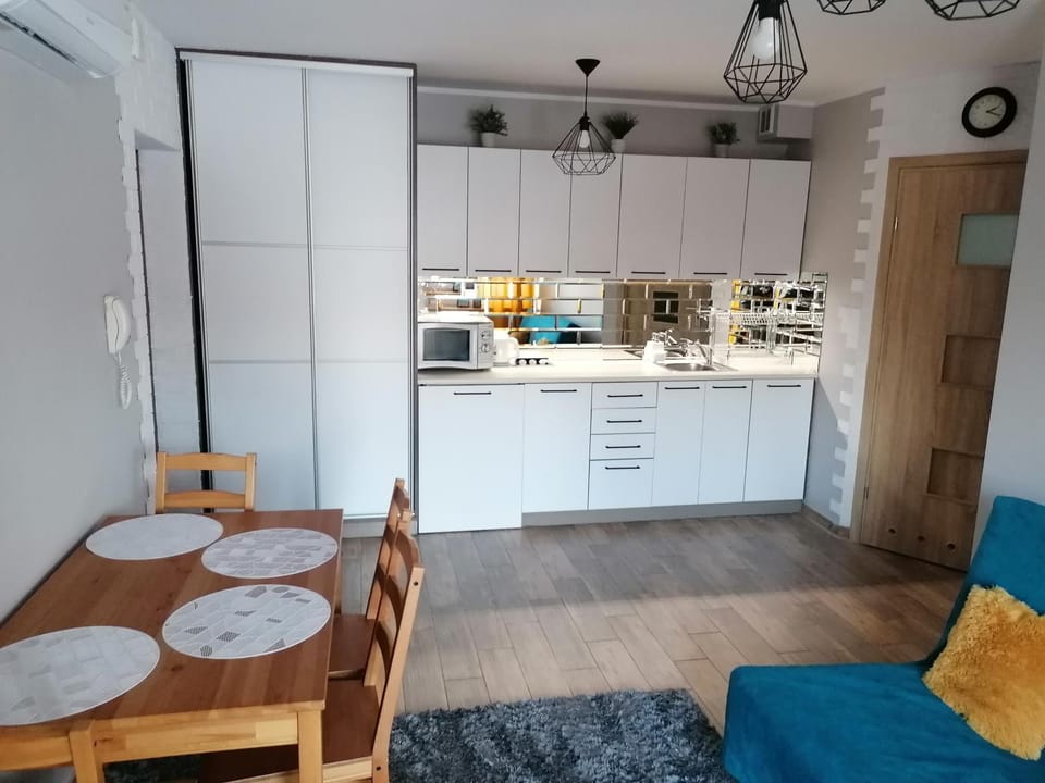 Kitchen or kitchenette, Dining area, minibar
