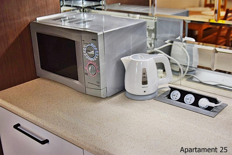 Kitchen or kitchenette, minibar