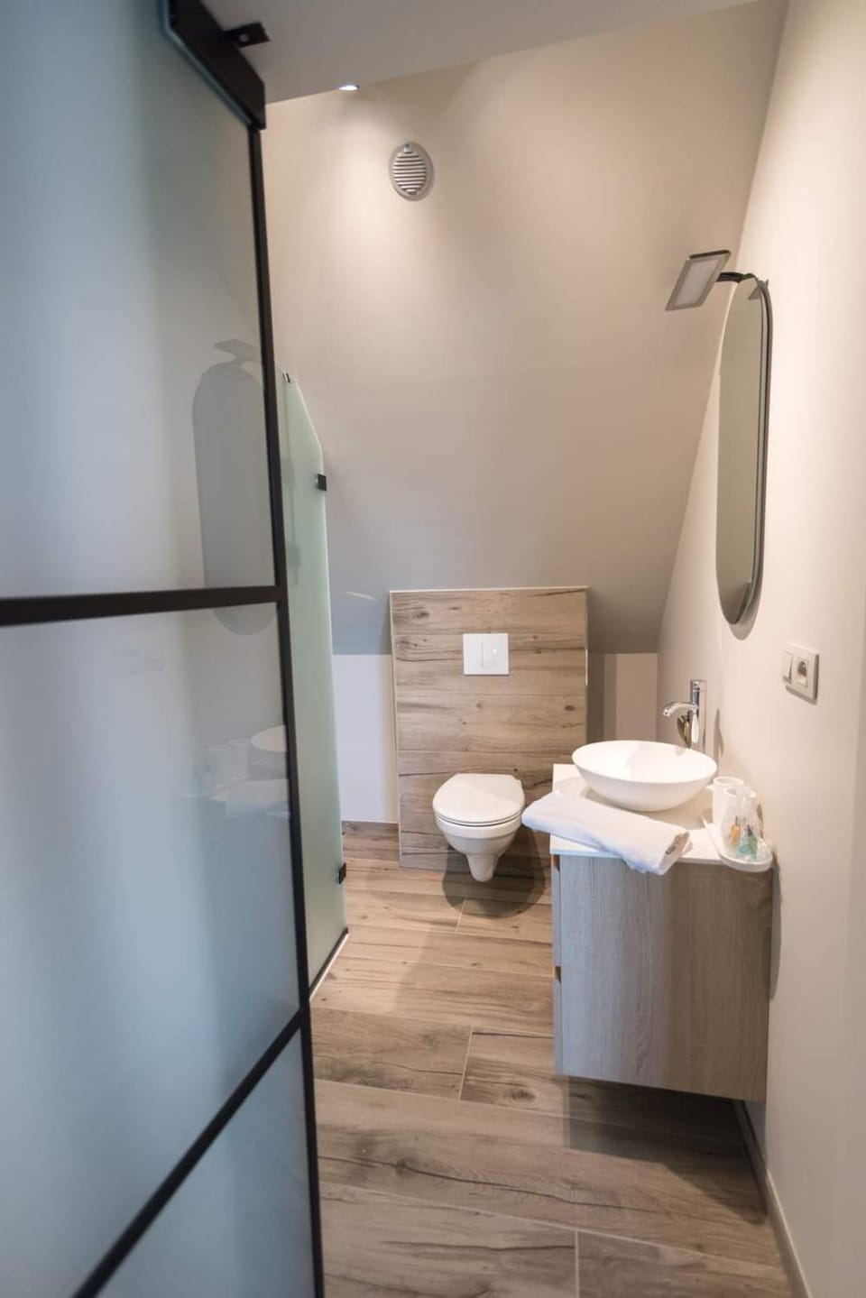 Shower, Toilet, Bathroom, heating, towels