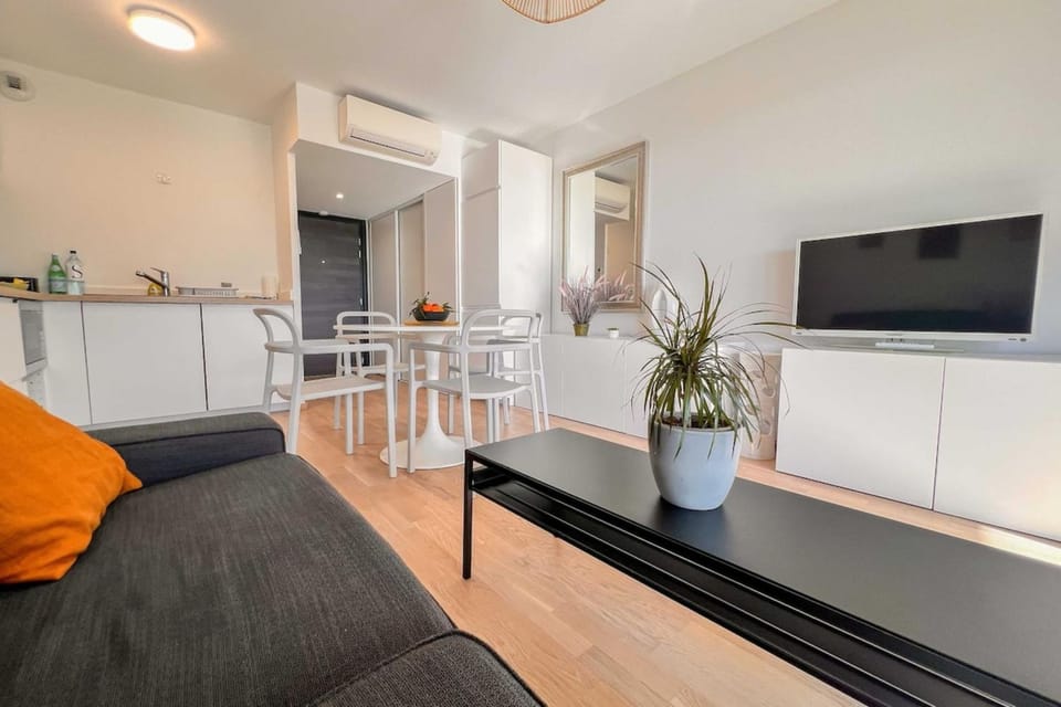 Communal lounge/ TV room, TV and multimedia, Kitchen or kitchenette, Living room, Seating area, Dining area, oven