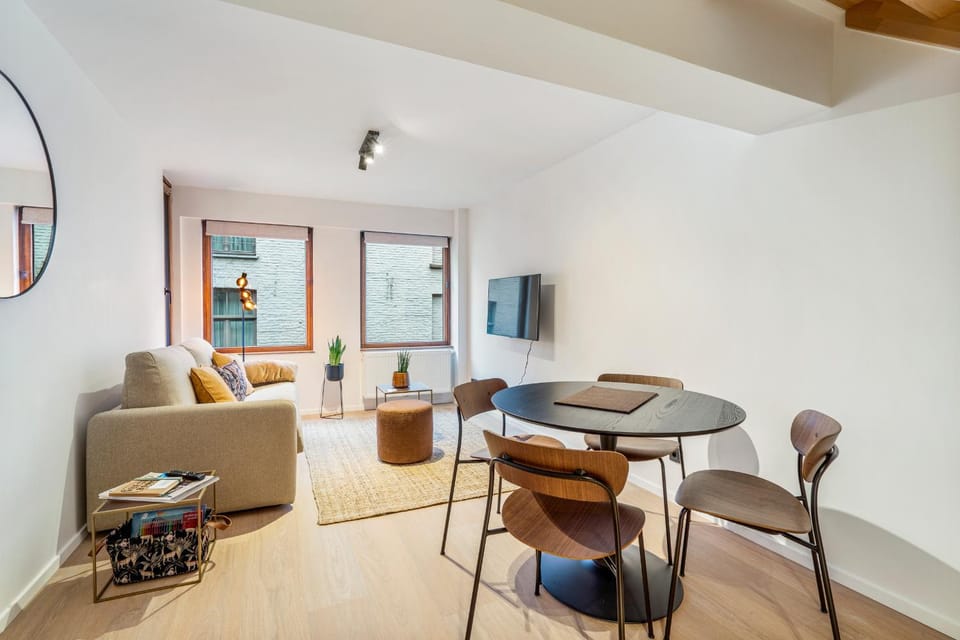 TV and multimedia, Living room, Seating area, Dining area