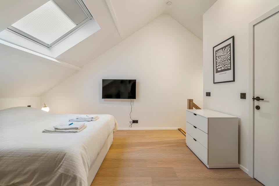 Bed, TV and multimedia, Bedroom