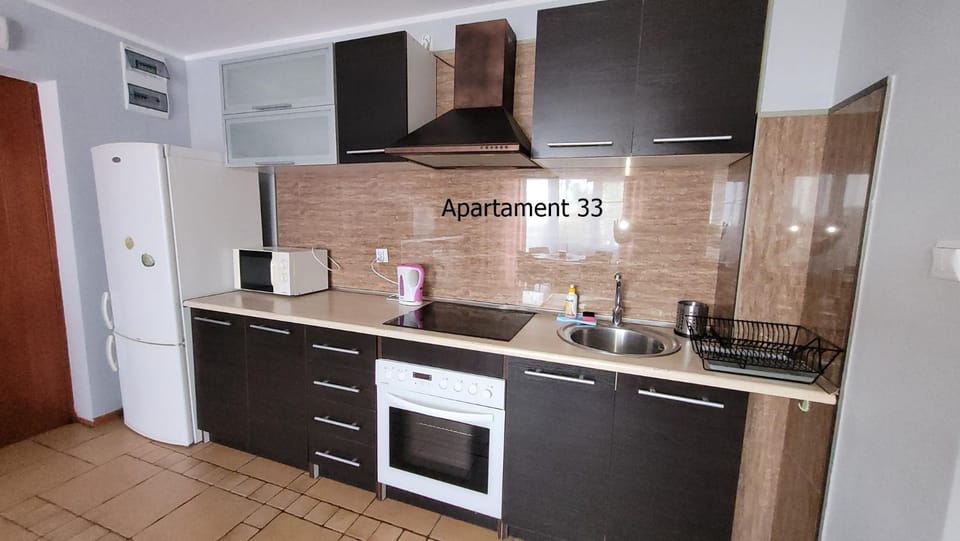 Kitchen or kitchenette, minibar, stove