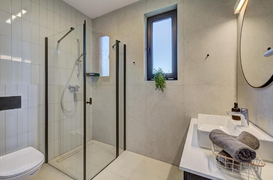 Shower, Toilet, Bathroom, towels