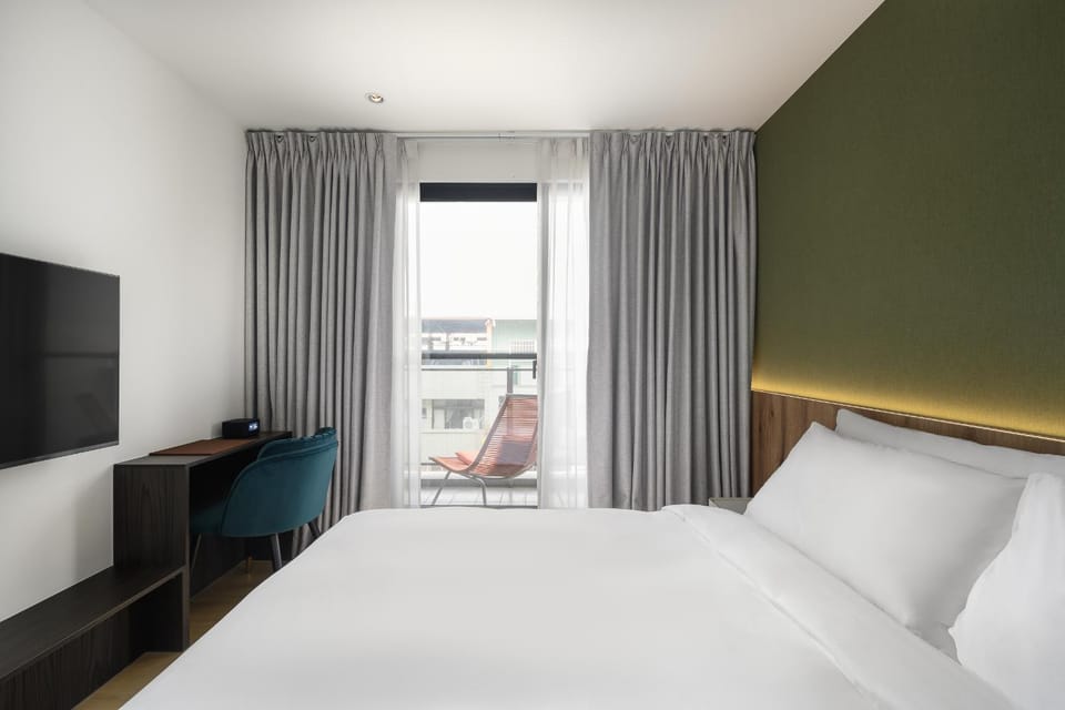 Photo of the whole room, Bedroom