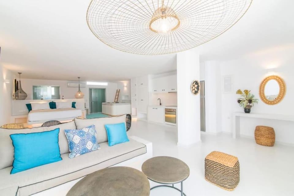 Kitchen or kitchenette, Living room, Seating area, Dining area