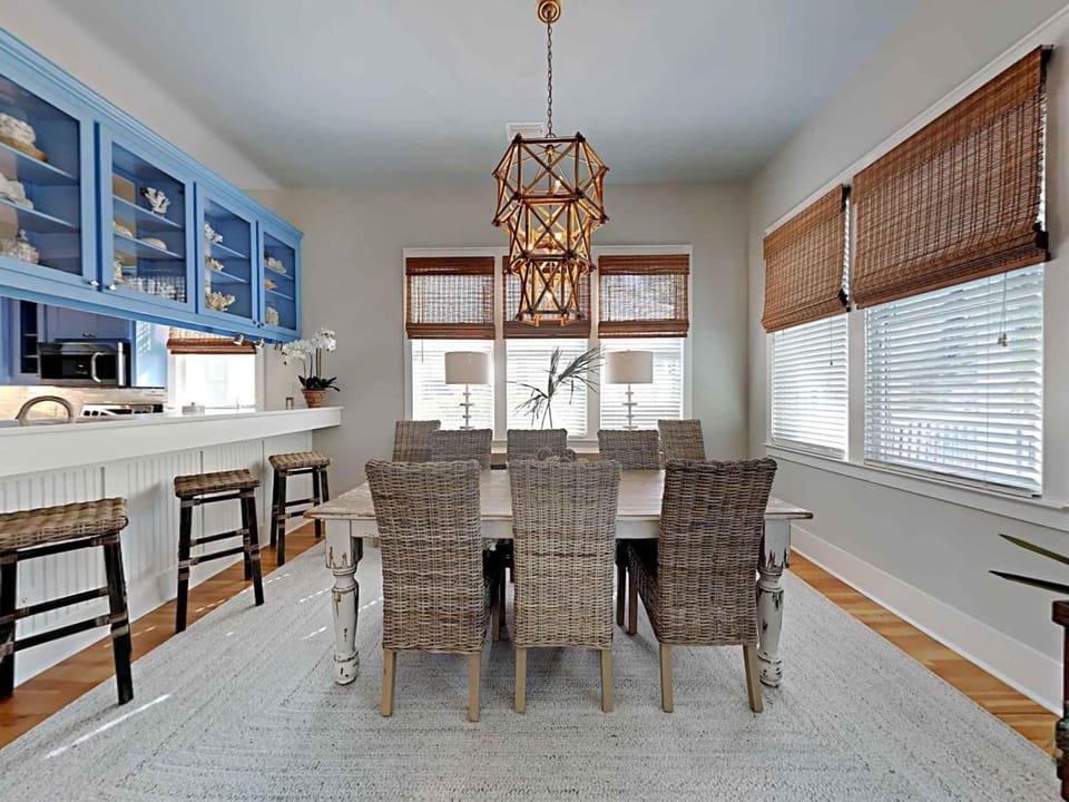 Kitchen or kitchenette, Seating area, Dining area, furniture, microwave