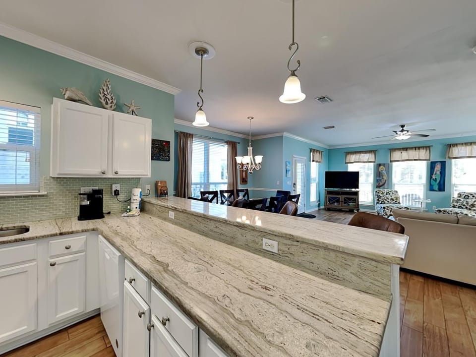 TV and multimedia, Kitchen or kitchenette, Living room, Dining area, furniture