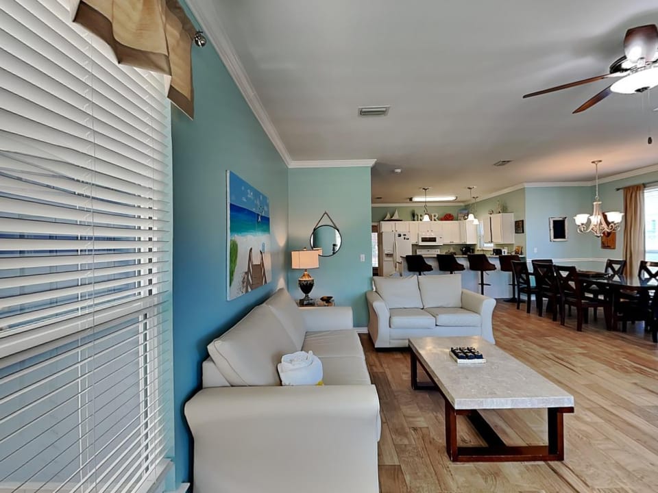 Kitchen or kitchenette, Living room, Seating area, Dining area, furniture