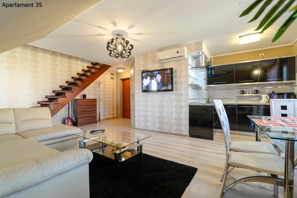 TV and multimedia, Kitchen or kitchenette, Living room, Seating area