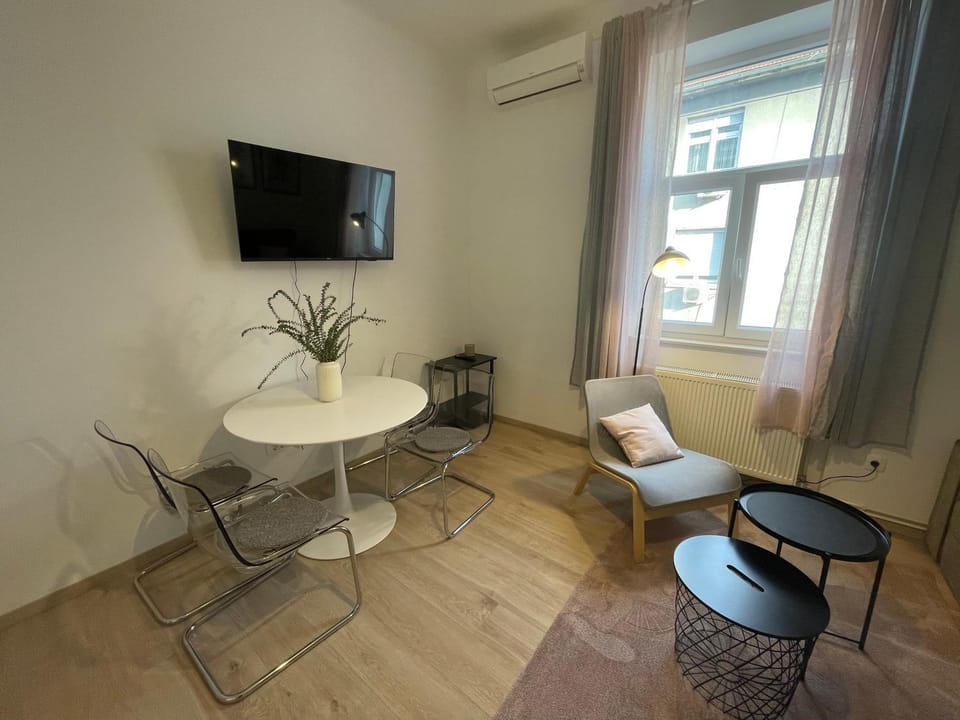 TV and multimedia, Living room, Seating area, Dining area