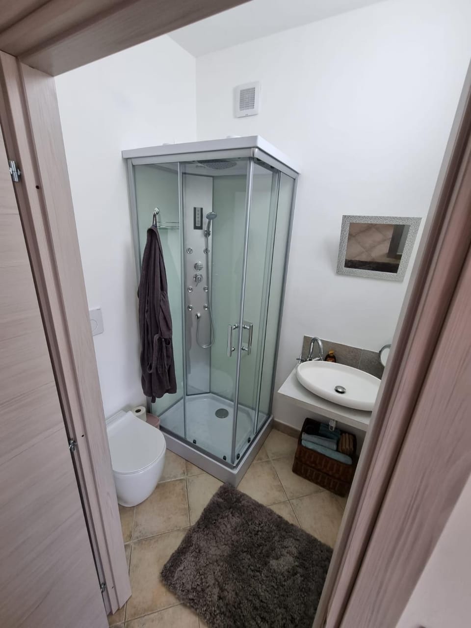 Shower, Toilet, Bathroom, towels