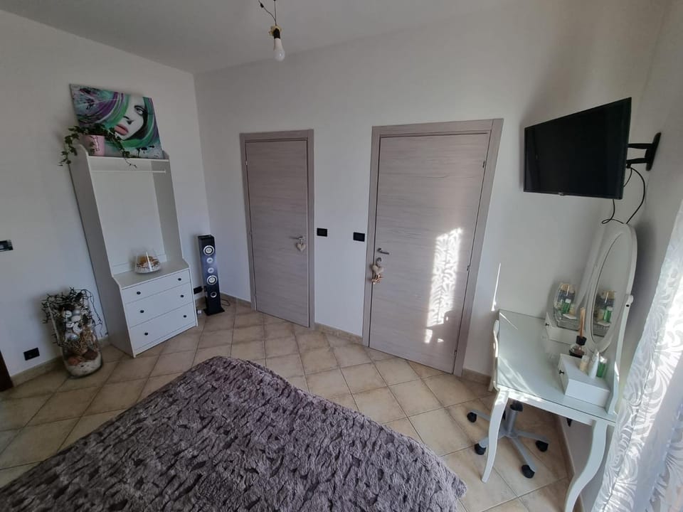 Bed, TV and multimedia, Photo of the whole room, wardrobe