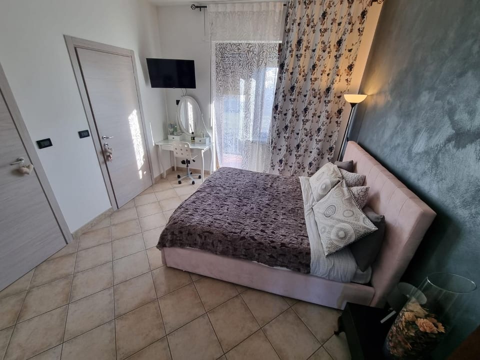 Bed, TV and multimedia, Photo of the whole room, Bedroom