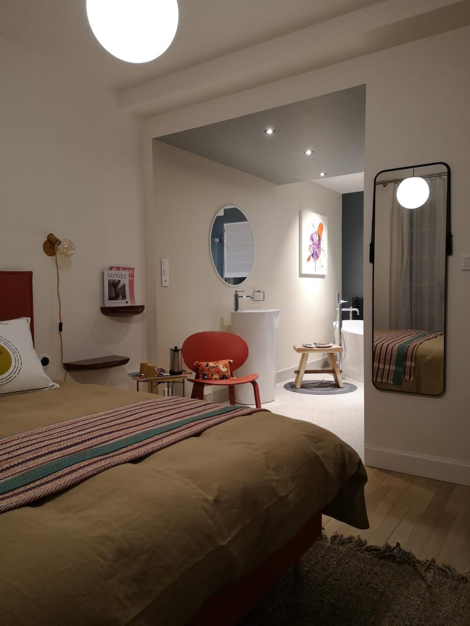 Photo of the whole room, Bedroom