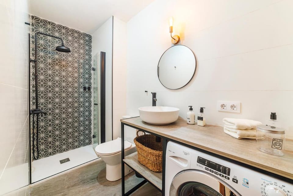 Shower, Bathroom, towels, washing machine