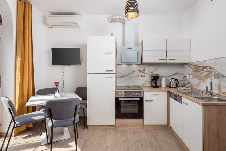 TV and multimedia, Coffee/tea facilities, Kitchen or kitchenette, Living room, Dining area, pet friendly, stove, air conditioner