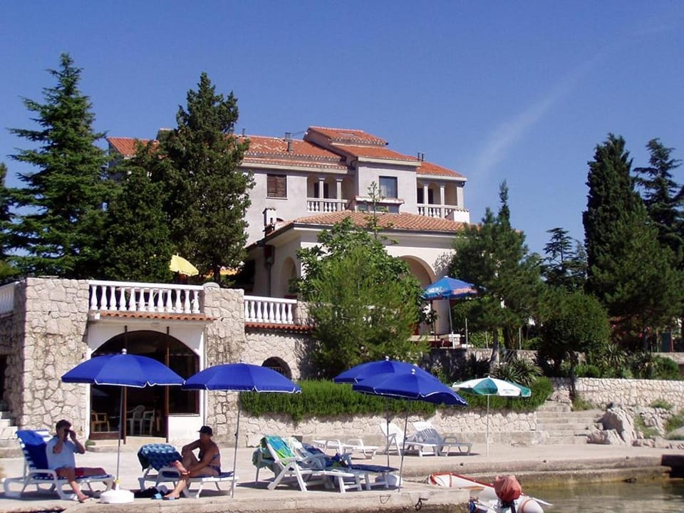 Property building, BBQ facilities, Garden, Balcony/Terrace, Seating area, Beach, Sea view, air conditioner