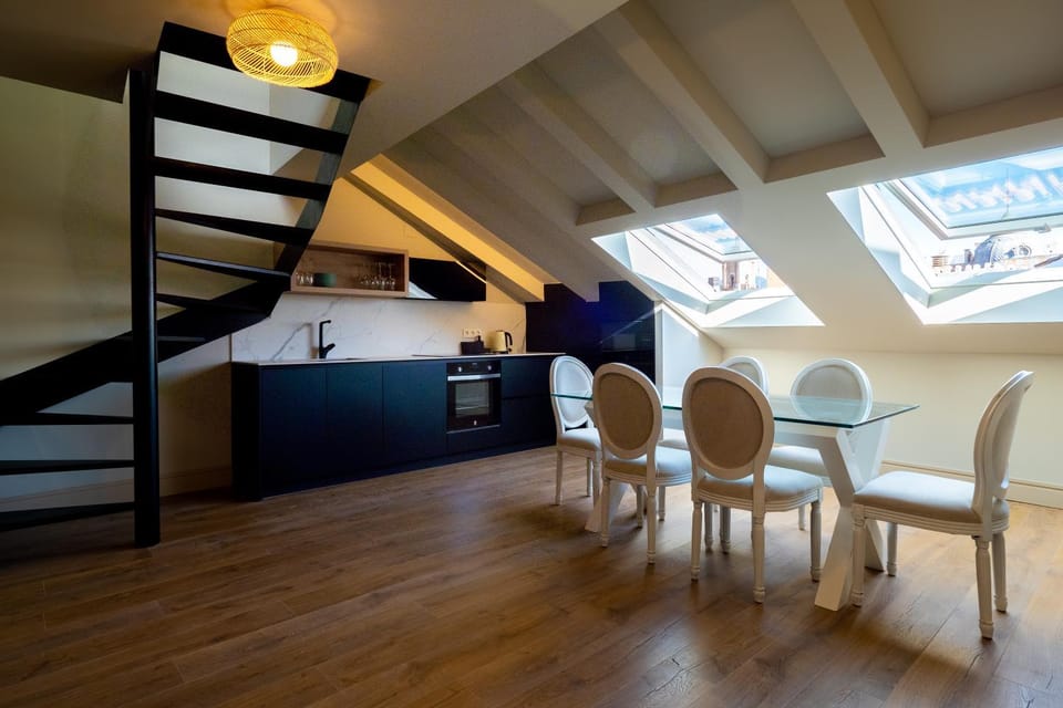 Kitchen or kitchenette, Dining area