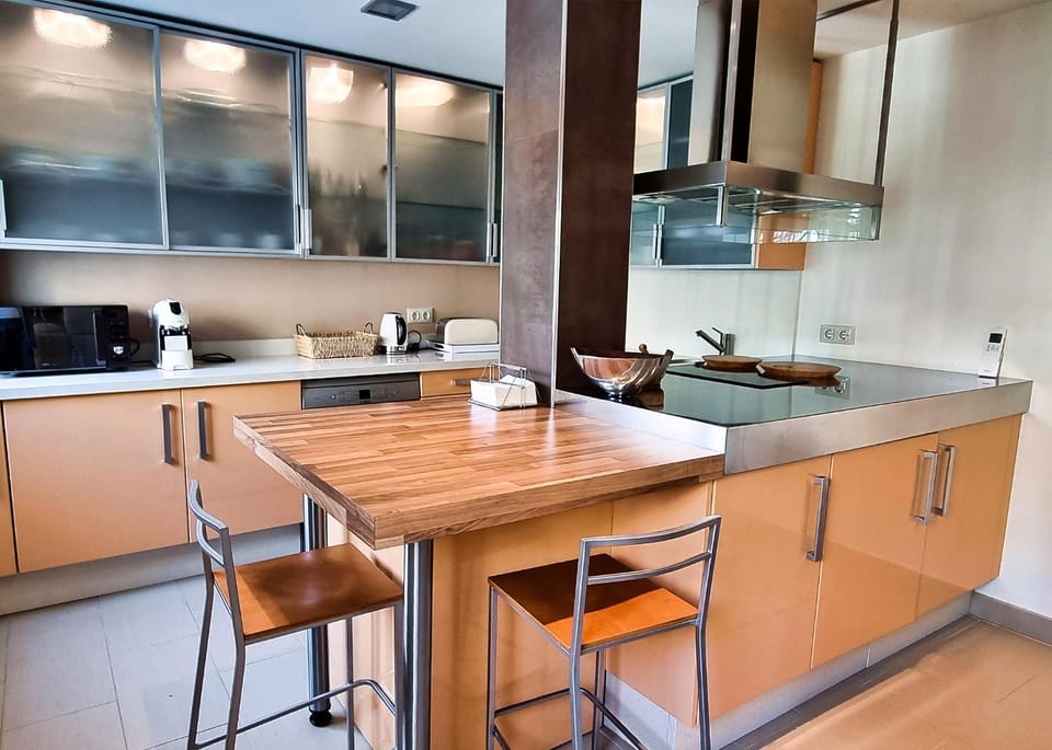 Kitchen or kitchenette, Dining area, dishwasher, minibar, pet friendly, stove