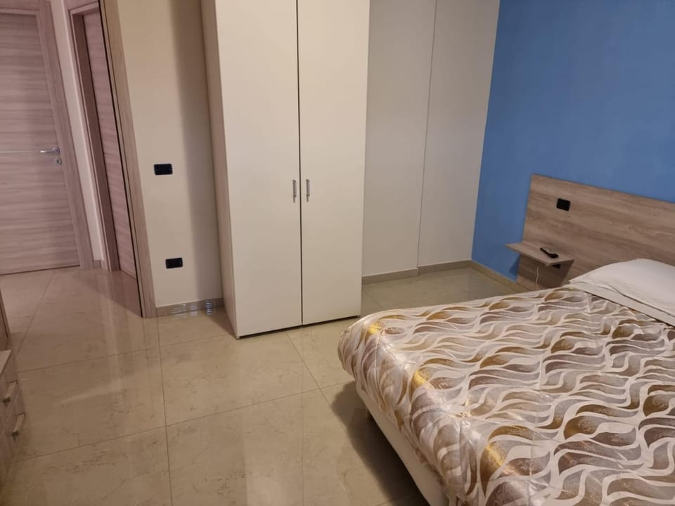 Photo of the whole room, Bedroom, wardrobe