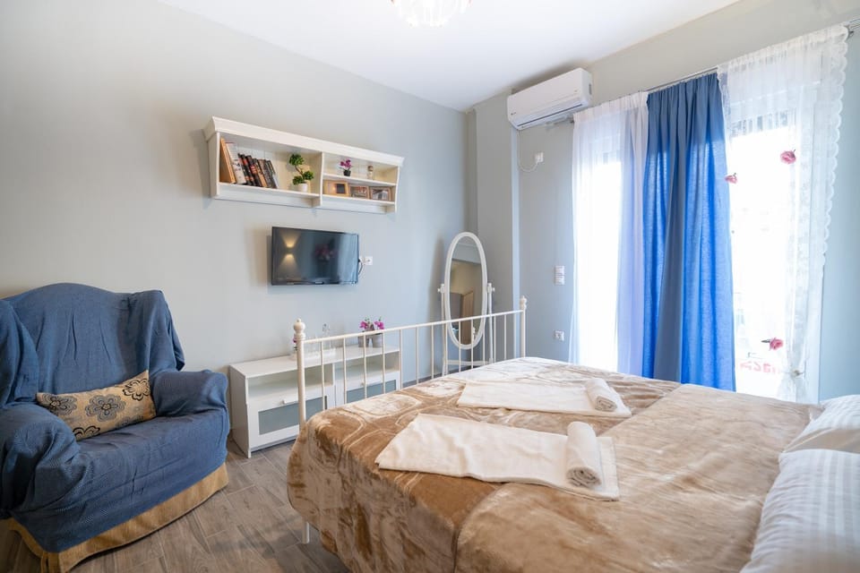 Bed, Living room, Bedroom, towels